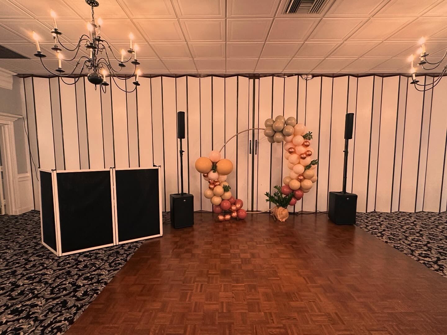 DJ setup with balloon garland decor on the dance floor